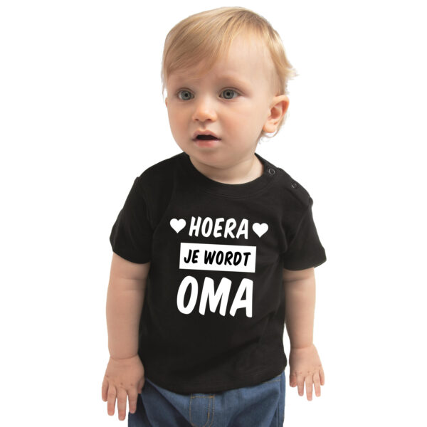 Hoera je wordt oma kado shirt voor baby / kinderen zwart